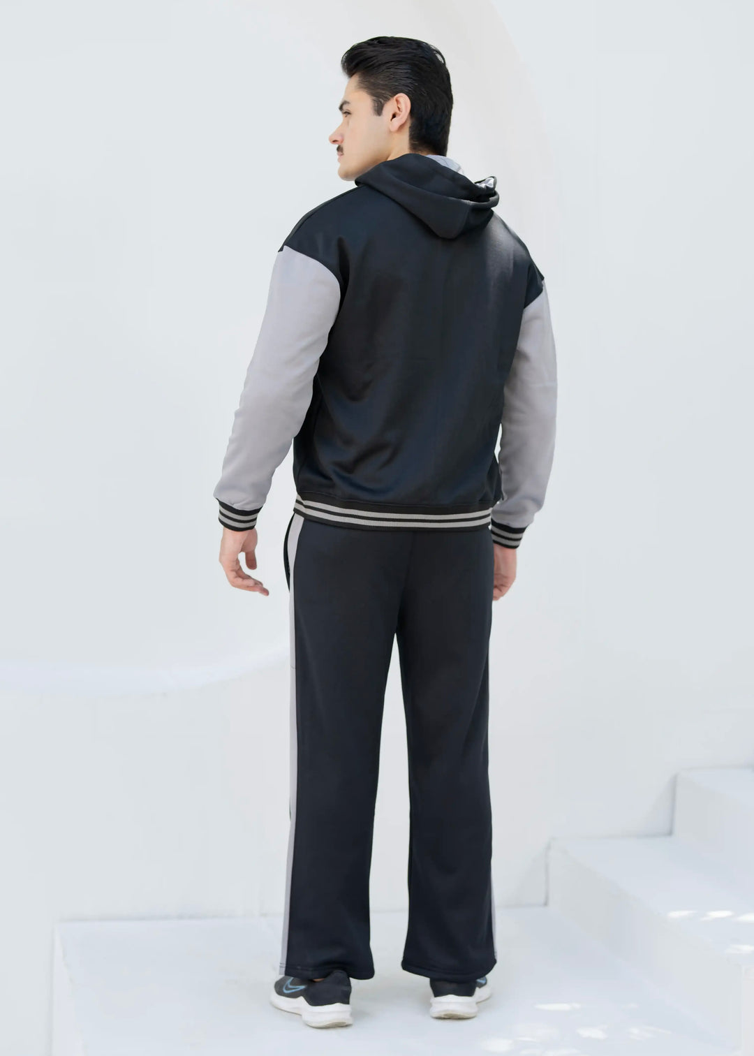 Momentum Winters - Black/Silver Oversized TS