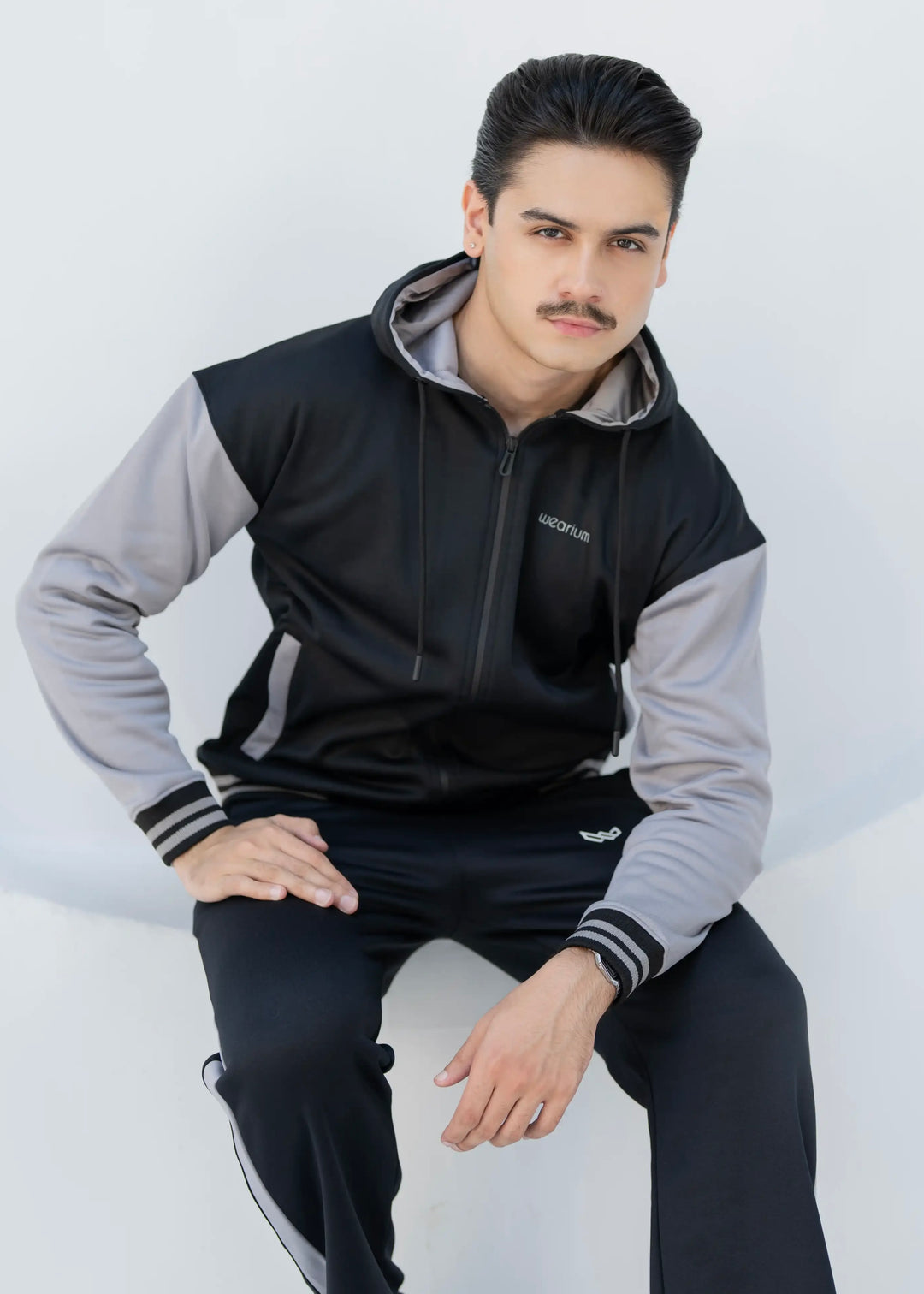 Momentum Winters - Black/Silver Oversized TS